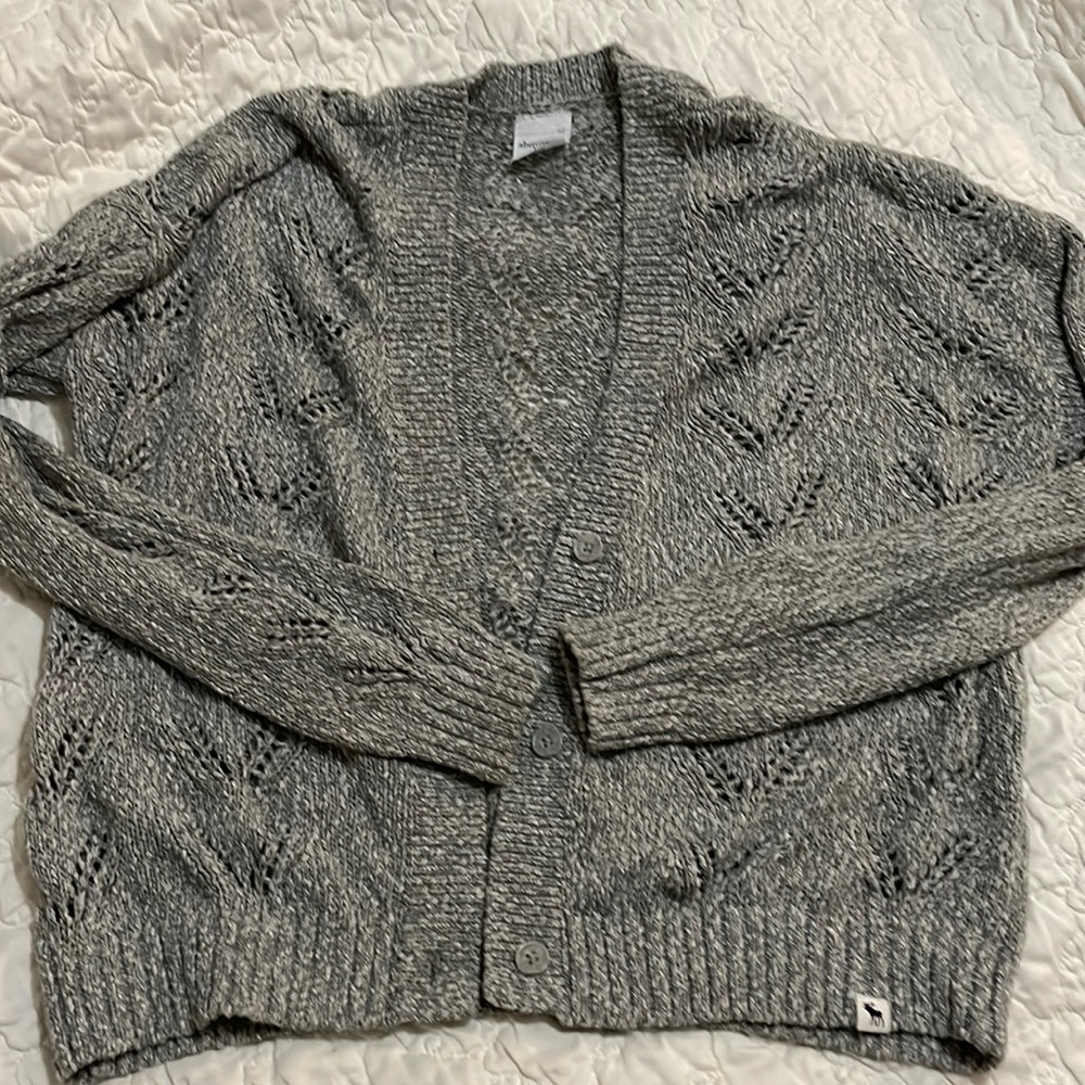 Abercrombie kids size 15/16 grey, 3 button cardigan🥰🖤🤍
